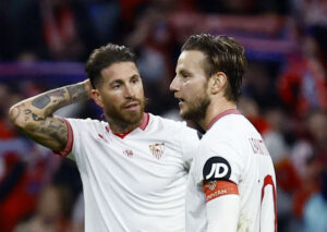 Ivan Rakitic står sammen med Ramos i en kamp for Sevilla