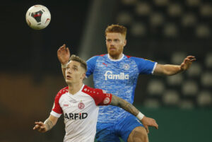 Mikkel Kirkeskov i duel om bolden for Holstein Kiel