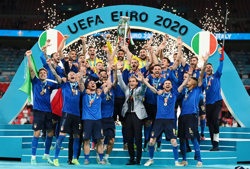 Italiens EM-vindere fra slutrunden i 2020 fejrer triumfen på Wembley Stadium. Nu skal de forsvarer sig ved EM 2024 i Tyskland.