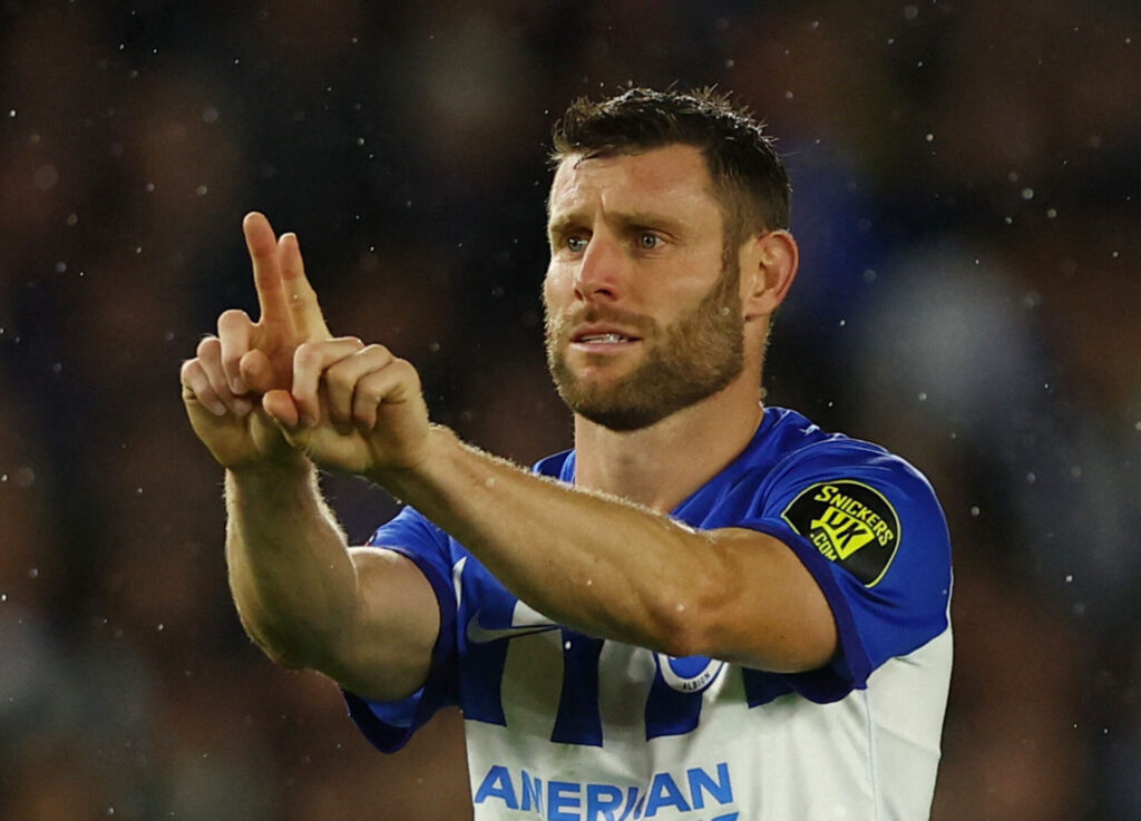 James Milner fra Brighton stikker fingrene sammen iført spillertøj