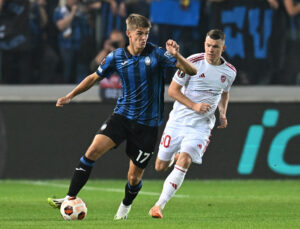 De Ketelaere dribler med bolden for Atalanta