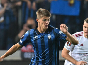 Atalanta-spiller dribler og løber i en fodboldkamp