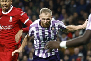 Mikkel Desler header til en bold for Toulouse