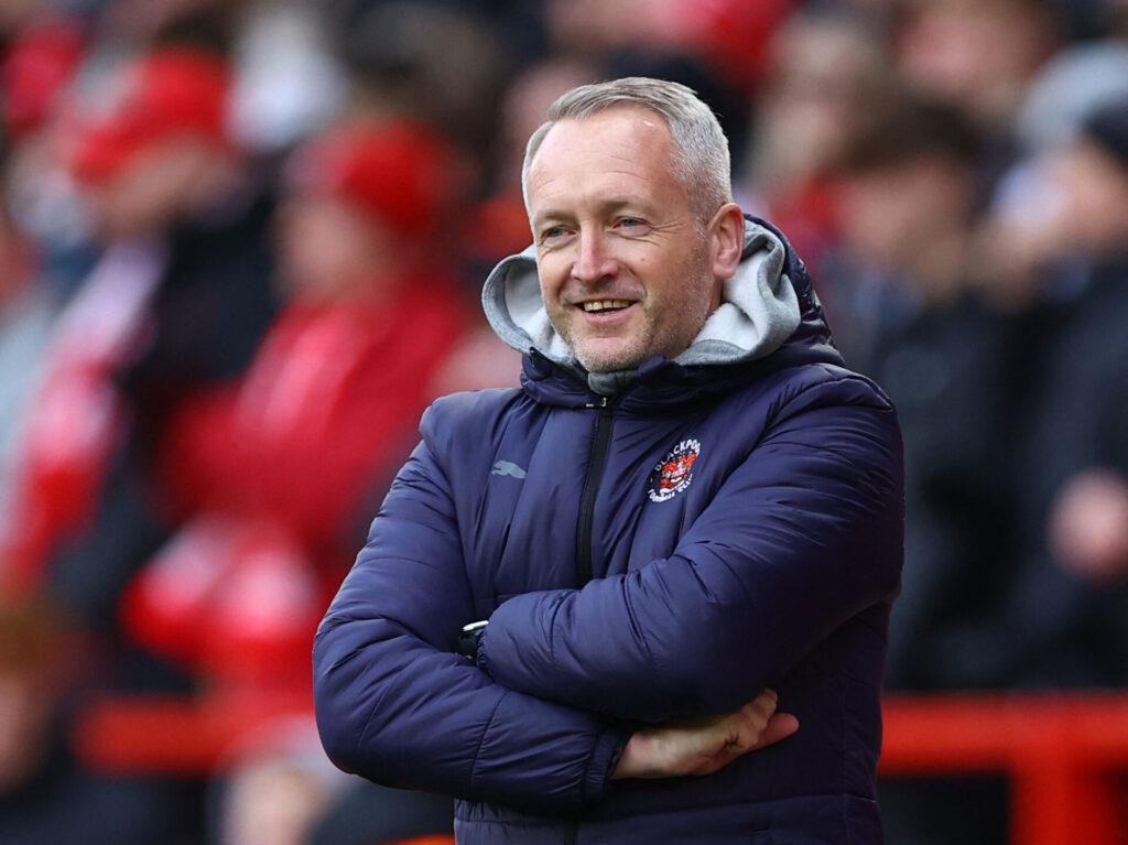 Blackpool-manager Neil Critchley mener, at VAR på forbedres markant.