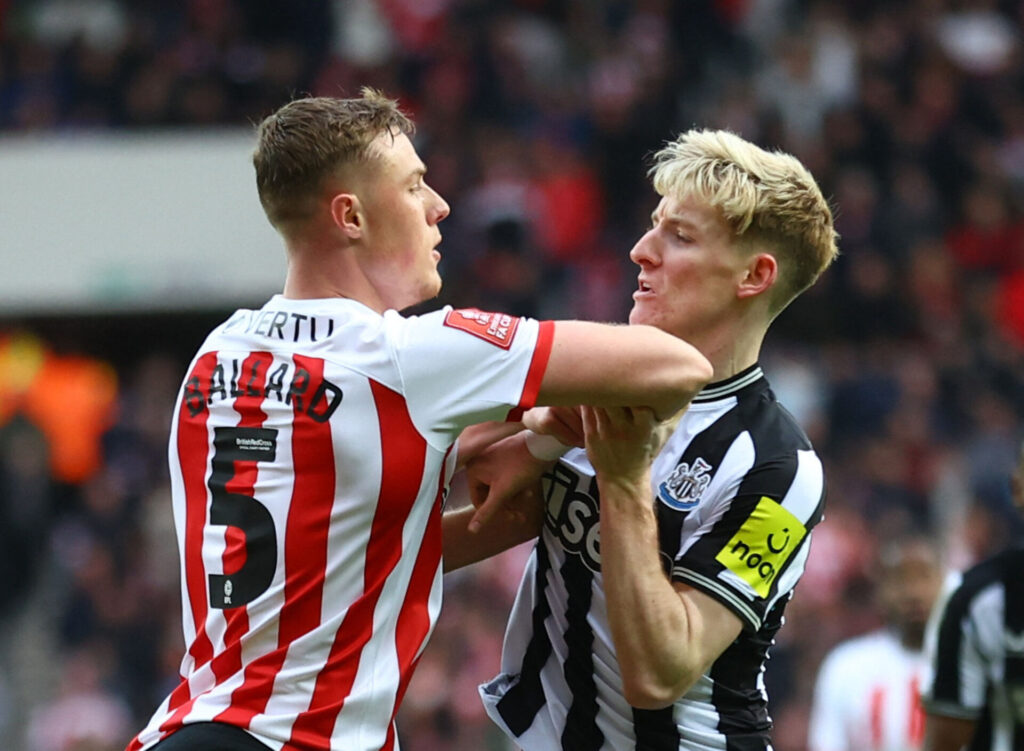 Håndgemæng mellem en spiller fra Sunderland og Newcastle i det traditionsrige derby i engelsk fodbold i FA Cup