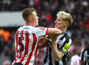 Håndgemæng mellem en spiller fra Sunderland og Newcastle i det traditionsrige derby i engelsk fodbold i FA Cup