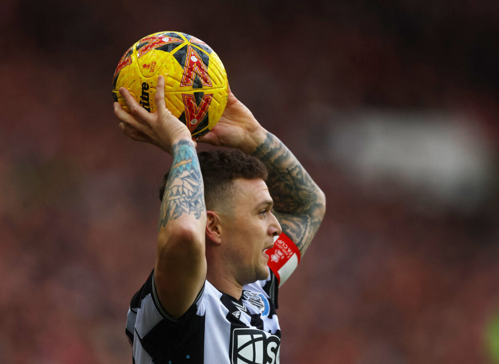Kieran Trippier tager indkast for Newcastle