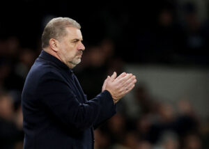 Ange Postecoglou tror, at Radu Dragusin er klar til at komme med i Tottenhams trup mod Manchester United.