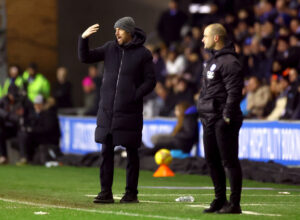 Erik ten Hag på sidelinjen for Manchester United i FA Cup sejren mod Wigan Athletic.