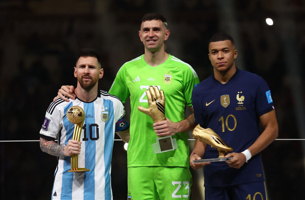 Lionel Messi, Emiliano Martinez og Kylian Mbappe efter VM-finalen i Qatar 2022.