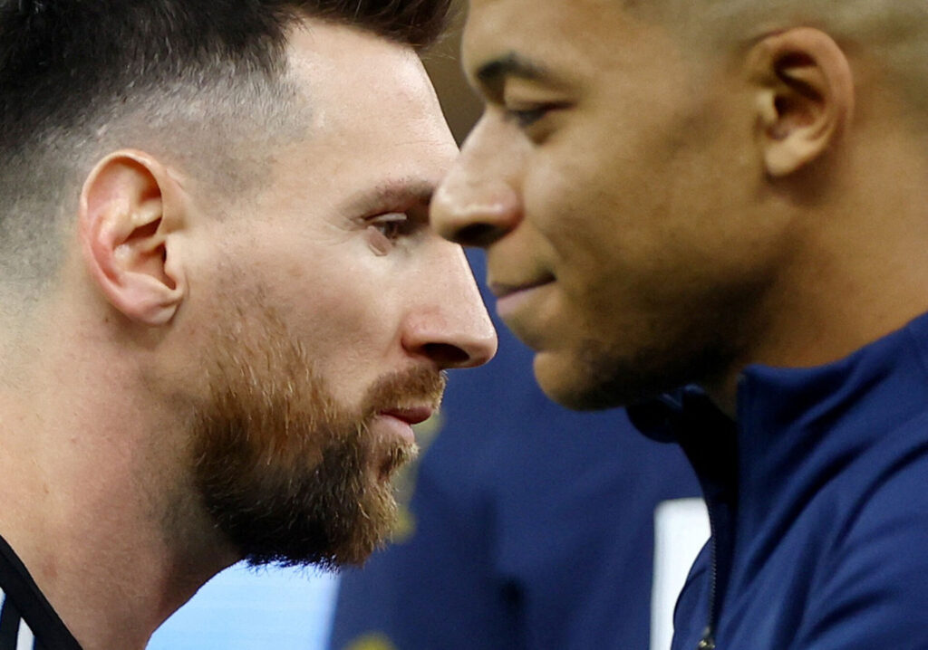 Lionel Messi og Kylian Mbappé går forbi hinanden