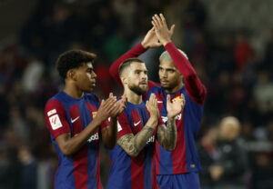 Lamine Yamal, Ronald Araujo og Inigo Martinez efter FC Barcelonas kamp mod Alaves i LaLiga.