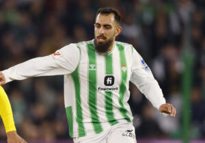 Borja Iglesias i kamp om bolden