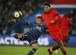 Liverpool og United kæmper om den samme forsvarsspiller.