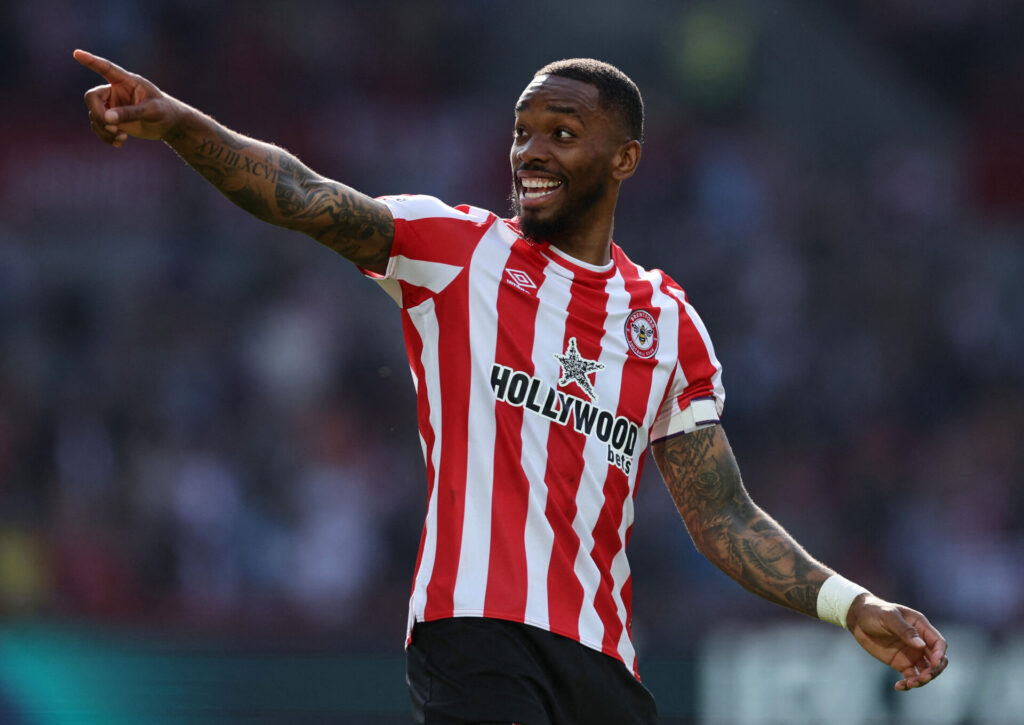 Ivan Toney dirigerer inde på banen for Brentford