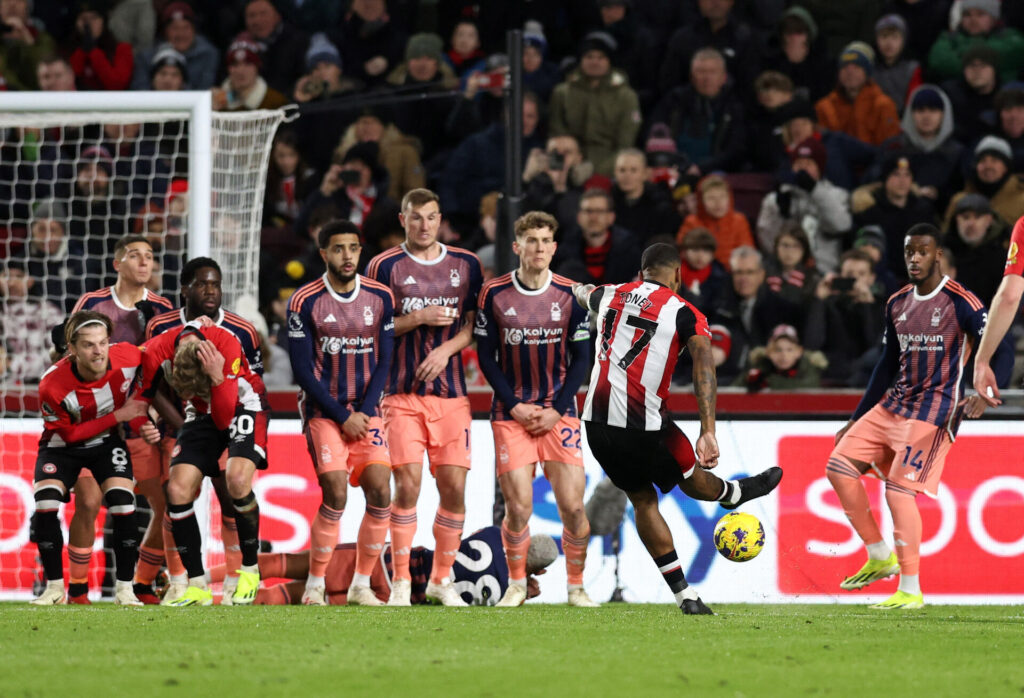 Ivan Toney scorer direkte på frispark for Brentford, som udligner mod Nottingham Forest