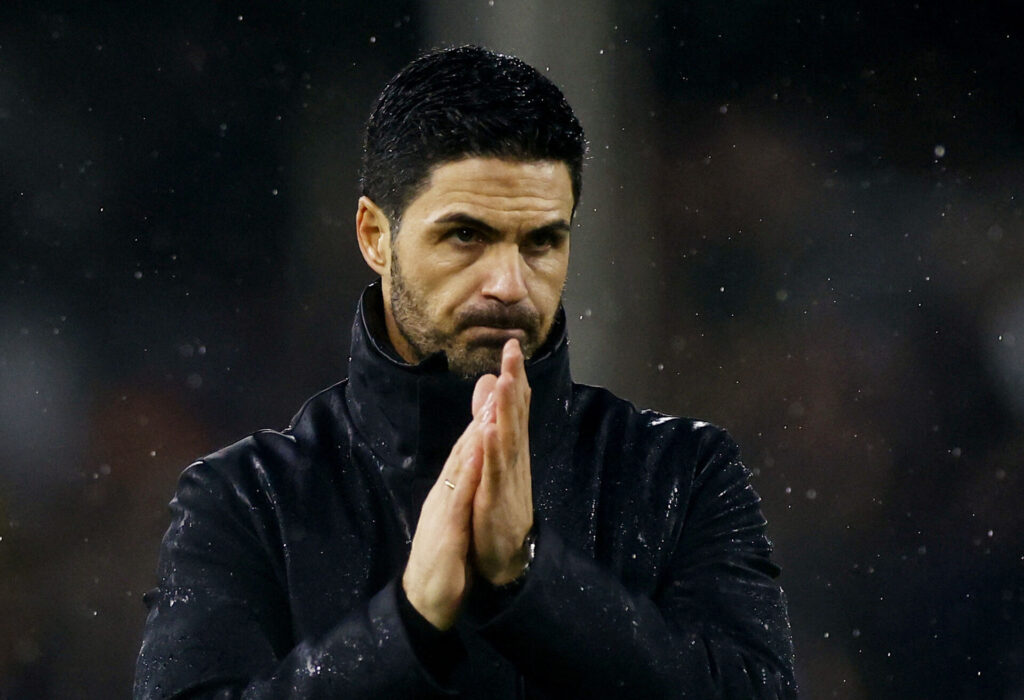 Arsenals manager, Mikel Arteta, klapper ud til Arsenals fans