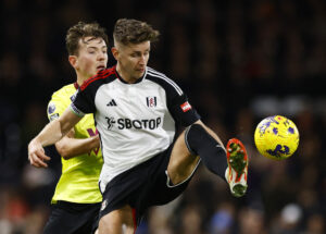 Fulham-anfører Tom Cairney har forlænget sin aftale.
