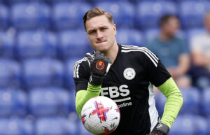 Målmanden Daniel Iversen kaster med en bold