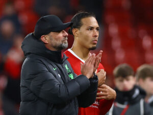 Van Dijk og Jürgen Klopp klapper ud til Liverpools fans