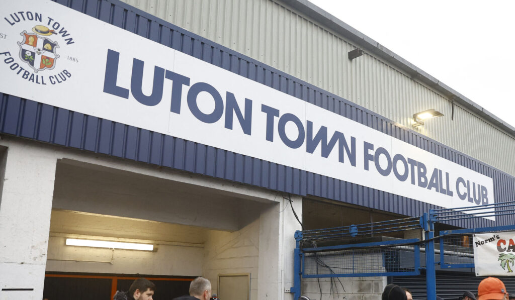 Fronten af stadionet hos Luton Town