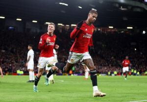 Højlund og Rashford løber og jubler efter en scoring for Manchester United
