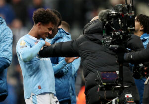 Oscar Bobb og Pep Guardiola efter Bobbs afgørende mål i 2-3 sejren mod Newcastle United.