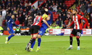 Anel Ahmedhodzic skoser Rio Ferdinand og Joe COle for at være farvede i deres vurdering af straffespark.