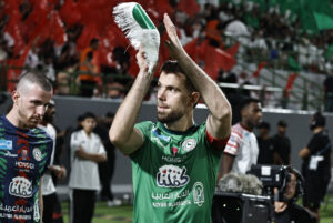 Jordan Henderson klapper ud til publikum i Saudi Arabien