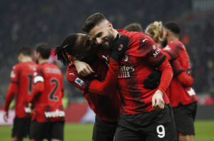 Olivier Giroud og Rafael Leao jubler efter en scoring i kampen mellem AC Milan og AS Roma.