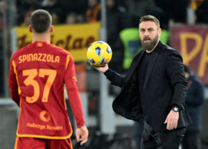 De Rossi skiftede Rasmus Nissen Kristensen ind tidligt i sin trænerdebut, da Spinazzola udgik med en skade