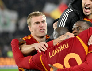 Rasmus Nissen Kristensen jubler med de andre spillere fra AS Roma efter scoring