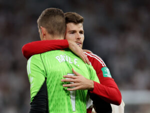 Granada-spillere omfavner hinanden efter kamp