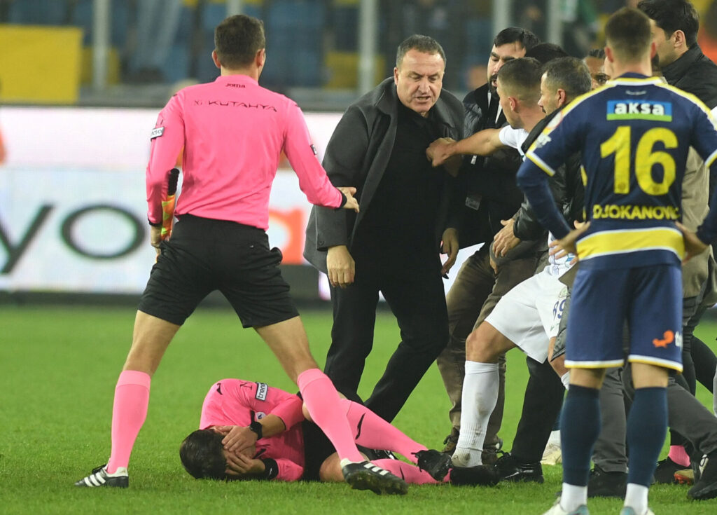 Dommer Halil Umut Meler blev sparket i hovedet under en kamp i den bedste tyrkiske fodboldliga