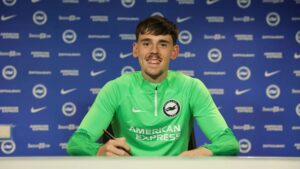 Brigthon skriver kontrakt med den australske målmand Steven Hall.