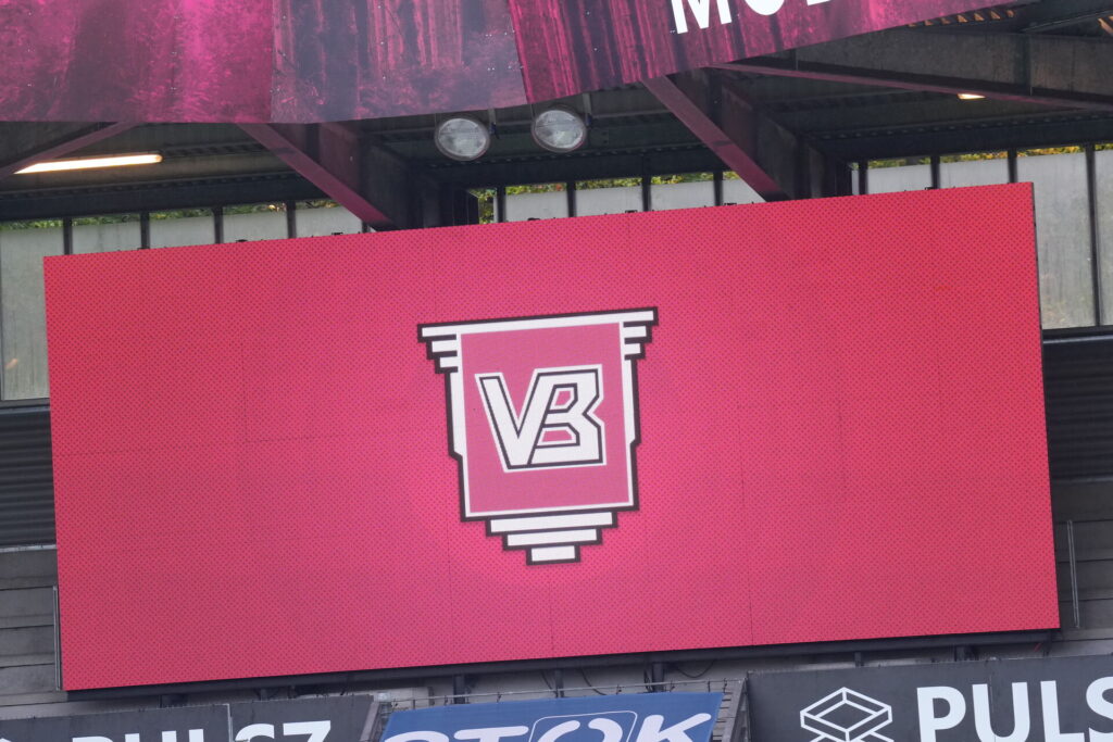 Vejle Boldklubs logo på en skærm på Vejle Stadion