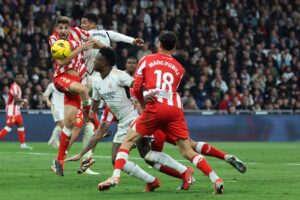 Vinicius JR og Real Madrid tog fusen på Almeria, med en hjælpende hånd fra VAR-vognen.