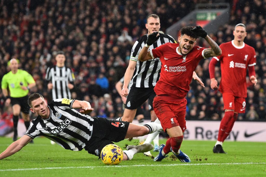 Luis Diaz bliver tacklet af Sven Botman i kampen mellem Liverpool og Newcastle.