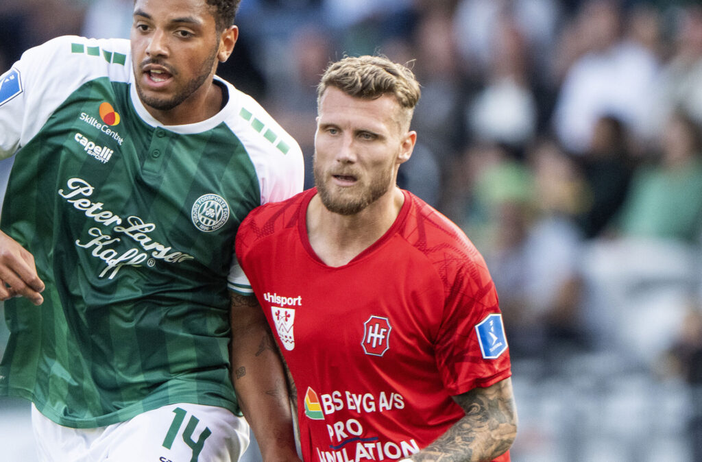 Hvidovres Geertsen i duel med en Viborg-spiller
