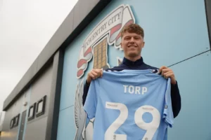 Victor Torp står med sin nye trøje