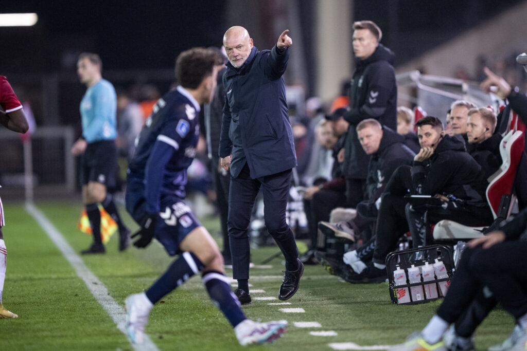 Uwe Rösler har stor respekt for Raul Albentosa, men griner af hans fald efter Anderson-sammenstød.