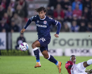 AGFs Jonas Jensen-Abbew i kamp med Vejles Yeni Ngbakoto under superligakampen mellem Vejle Boldklub og AGF på Vejle Stadion.