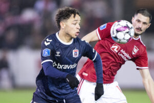 AGFs Mikael Anderson i kamp med Vejles Stefan Velkov under superligakampen mellem Vejle Boldklub og AGF på Vejle Stadion mandag den 19. februar 2024.