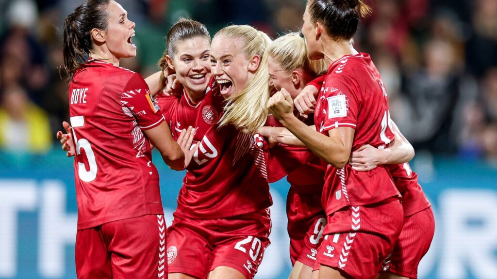 Danmarks kvinder jubler sammen efter en scoring