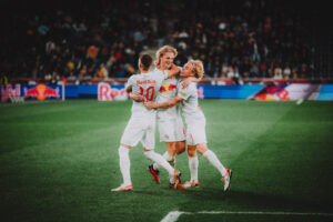 Tre danskere starter på banen i østigsk topbrag.