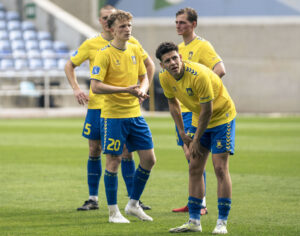 Brøndby-spillere står midt på banen