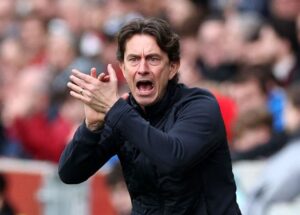 Thomas Frank klapper ind til sine spillere for Brentford