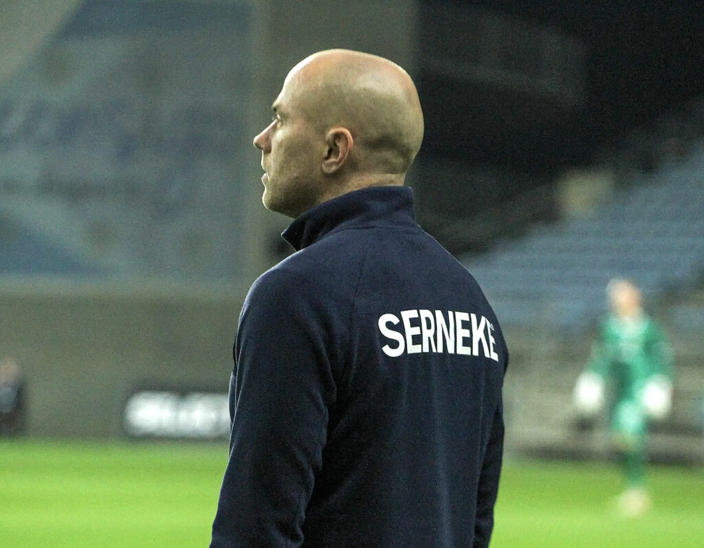 Jens Bertel Askou på sidelinjen for IFK Göteborg