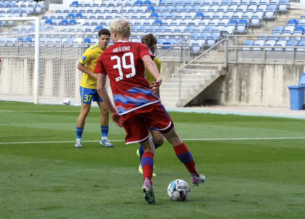 Oscar Højlund i kamp for FCK ved Atlantic Cup