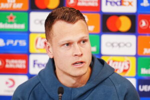Viktor Claesson var med til pressemødet for FCK
